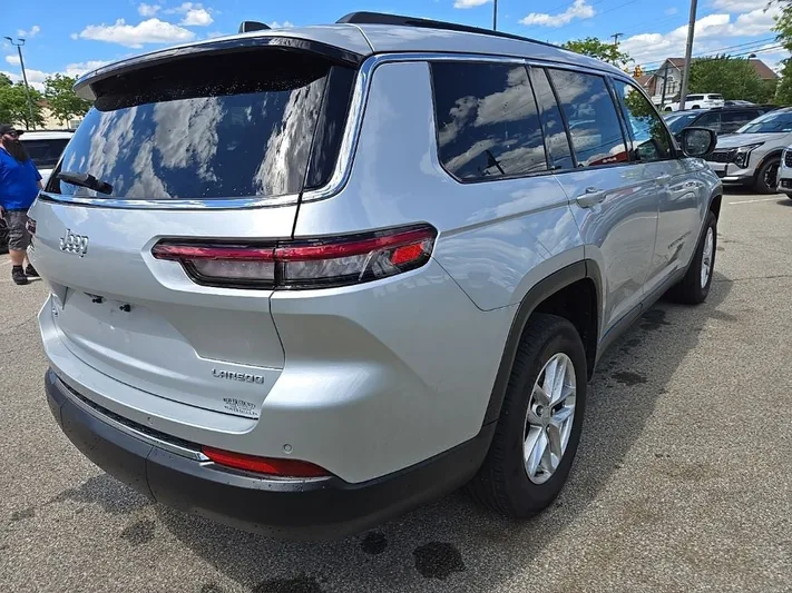 2025 Jeep Grand - view 3