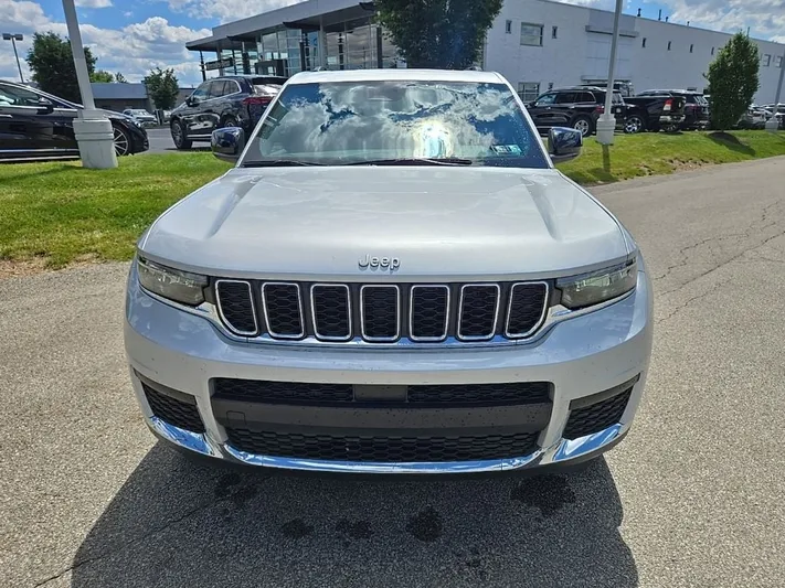 2025 Jeep Grand - view 9