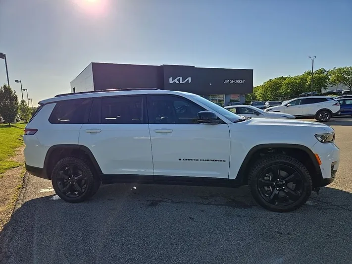2023 Jeep Grand - view 2