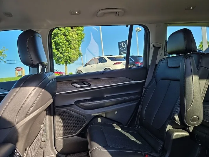 2023 Jeep Grand - view 29