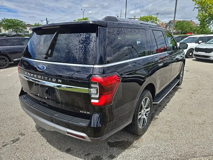 2022 Ford Expedition - view 3