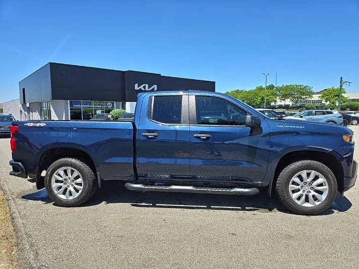 2020 Chevrolet Silverado - view 2