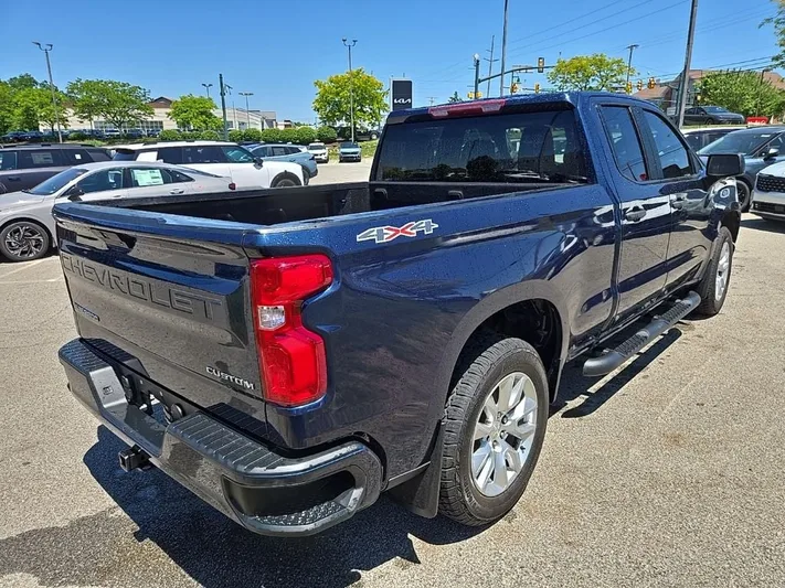 2020 Chevrolet Silverado - view 3