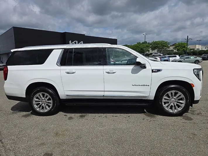 2023 GMC Yukon - view 2