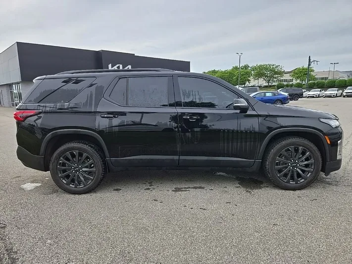 2023 Chevrolet Traverse - view 2