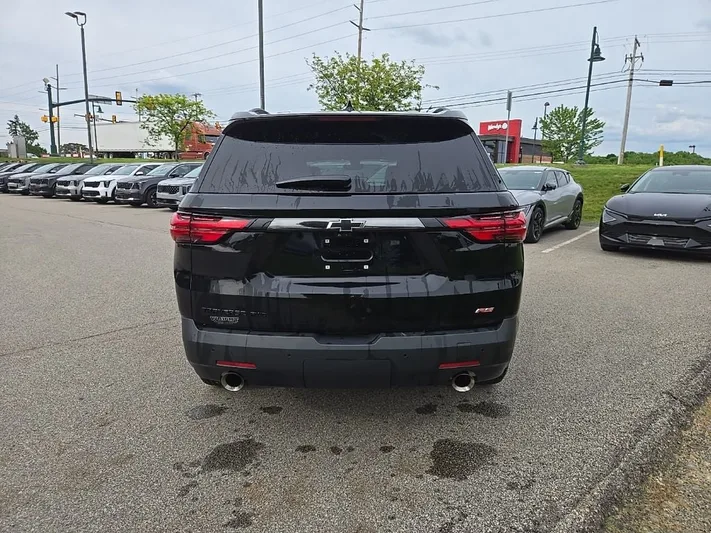 2023 Chevrolet Traverse - view 4