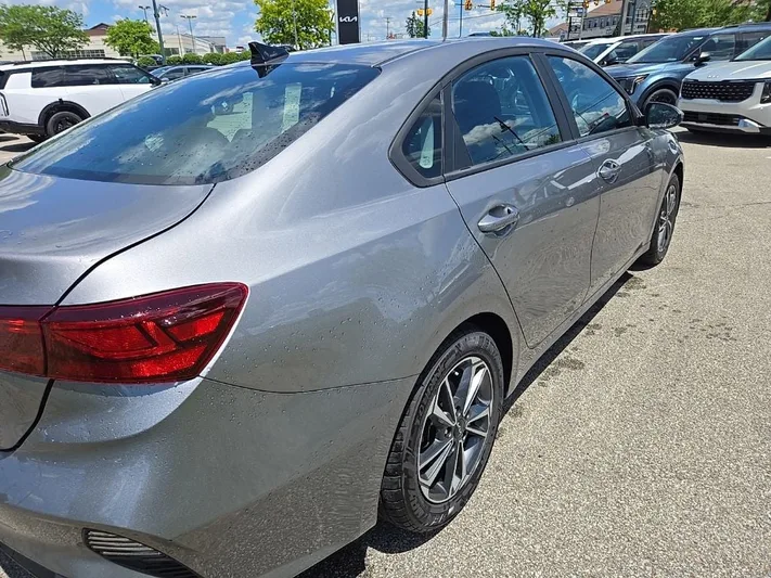 2023 Kia Forte - view 3
