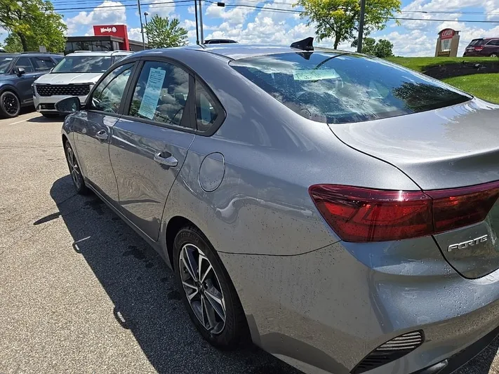 2023 Kia Forte - view 5