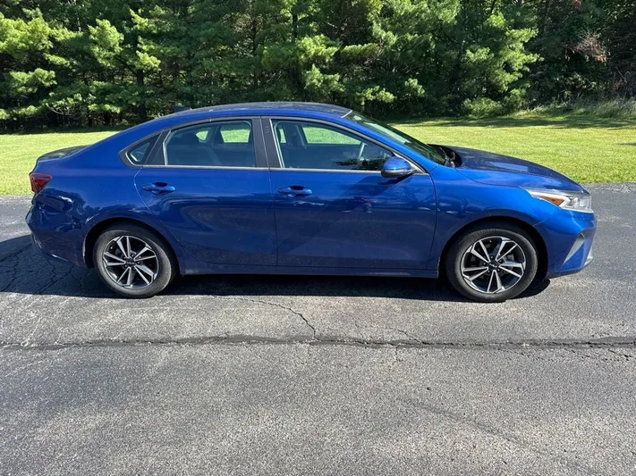 2023 Kia Forte - view 5