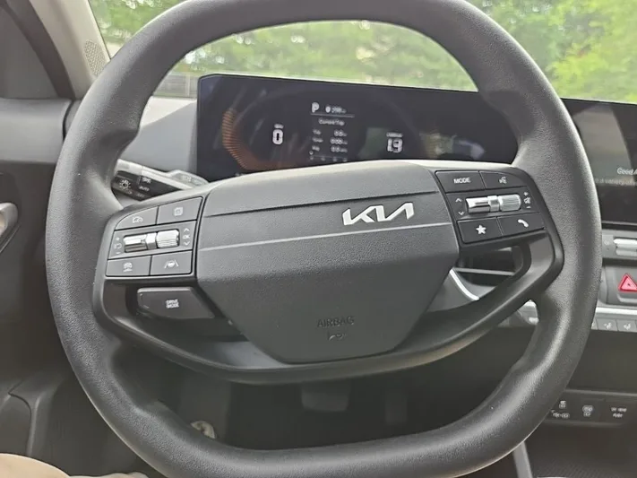 2025 Kia K4 - view 12