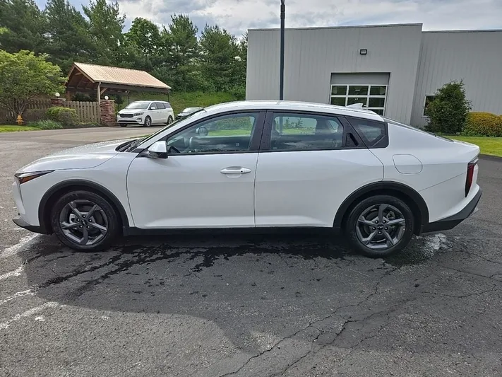 2025 Kia K4 - view 6