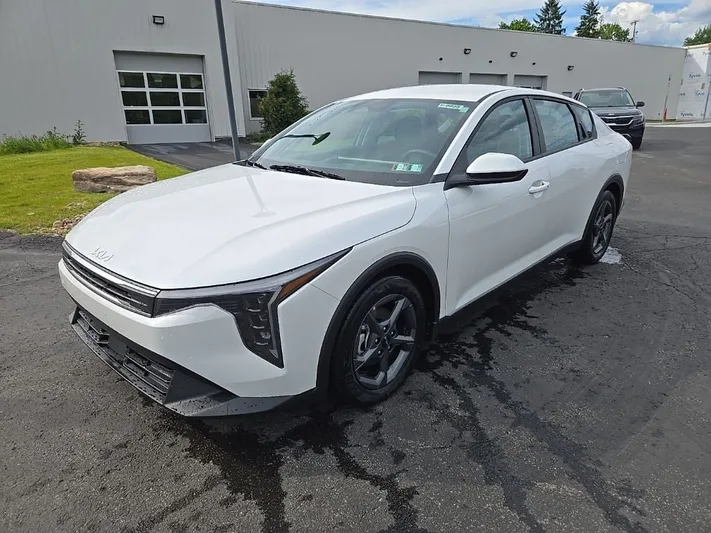 2025 Kia K4 - view 7