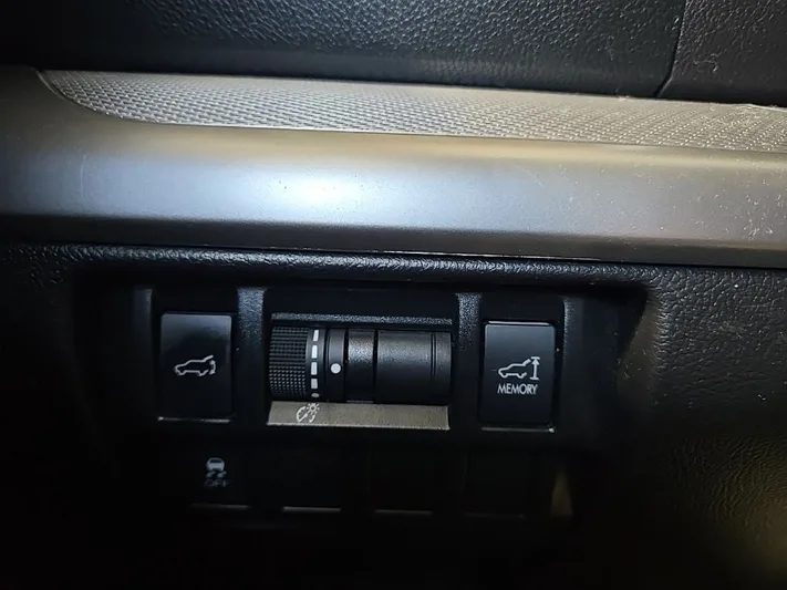 2017 Subaru Outback - view 18