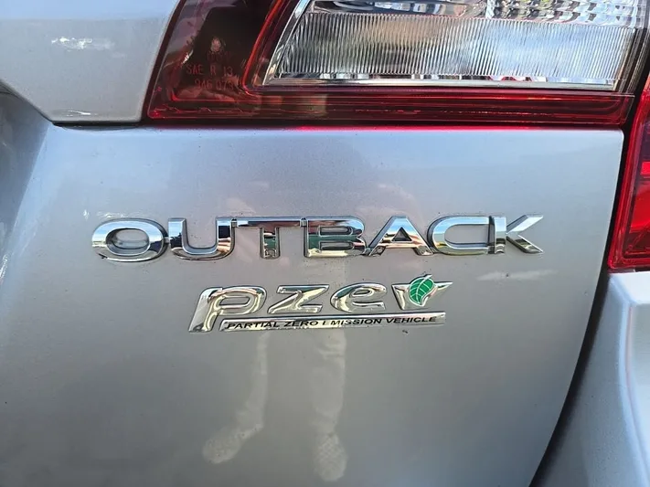 2017 Subaru Outback - view 4