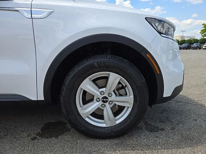 2023 Kia Sorento - view 13