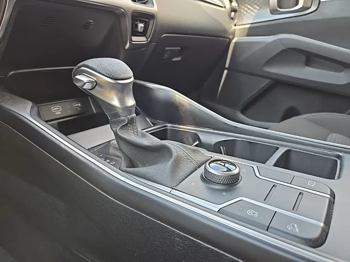 2023 Kia Sorento - view 24