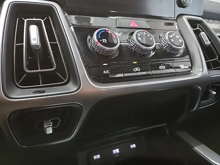 2023 Kia Sorento - view 29