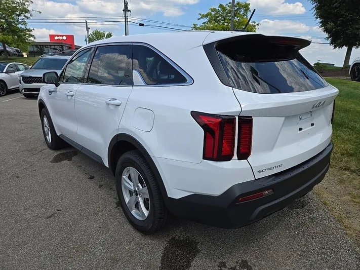 2023 Kia Sorento - view 9