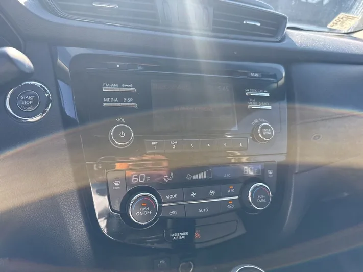 2017 Nissan Rogue - view 5