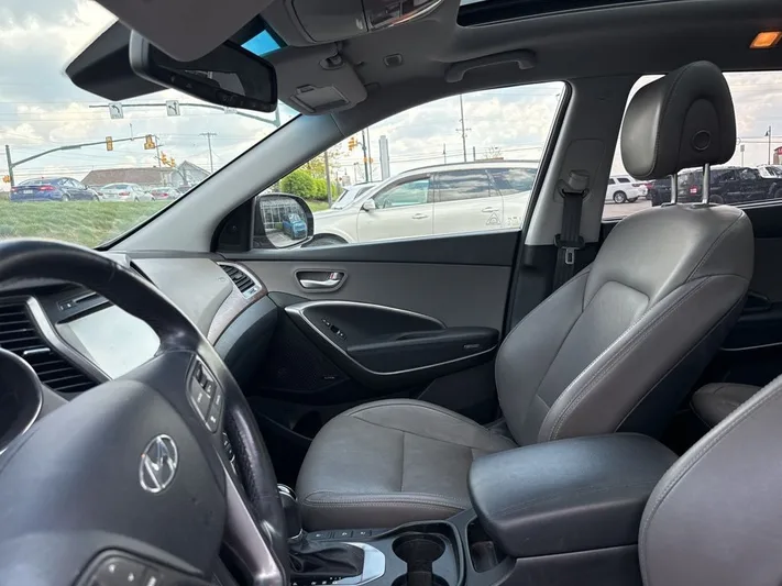 2017 Hyundai Santa - view 12