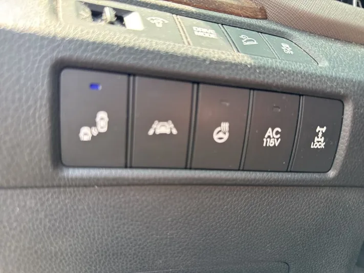 2017 Hyundai Santa - view 24