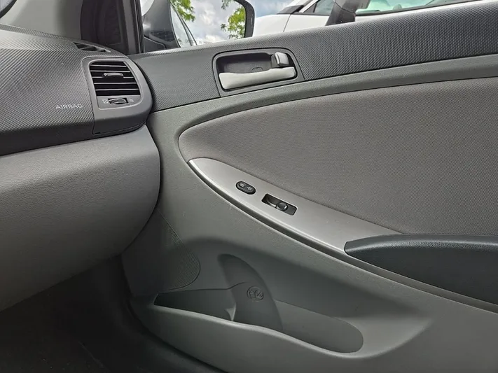 2016 Hyundai Accent - view 25