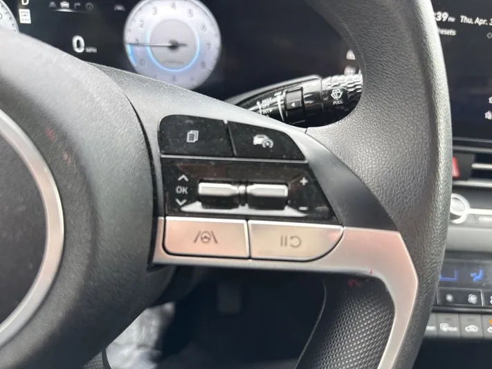2024 Hyundai Elantra - view 25
