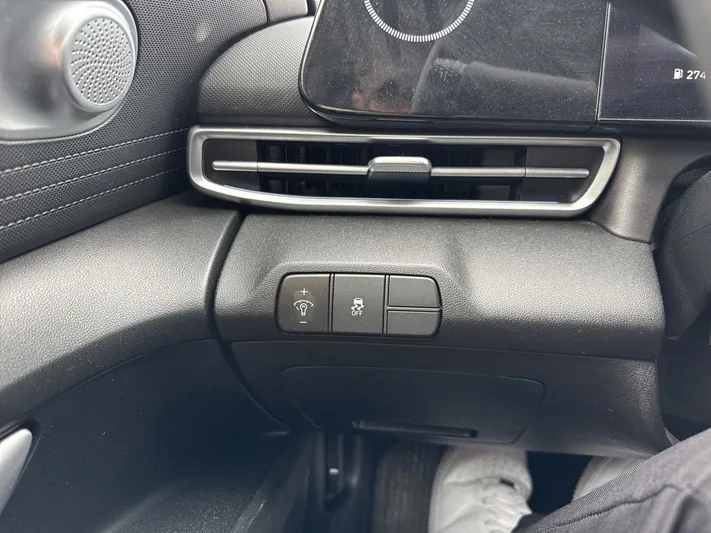 2024 Hyundai Elantra - view 29