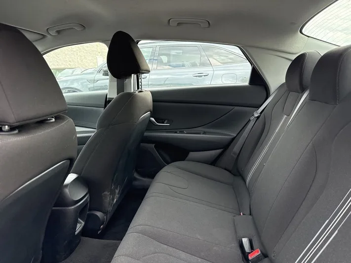 2024 Hyundai Elantra - view 31