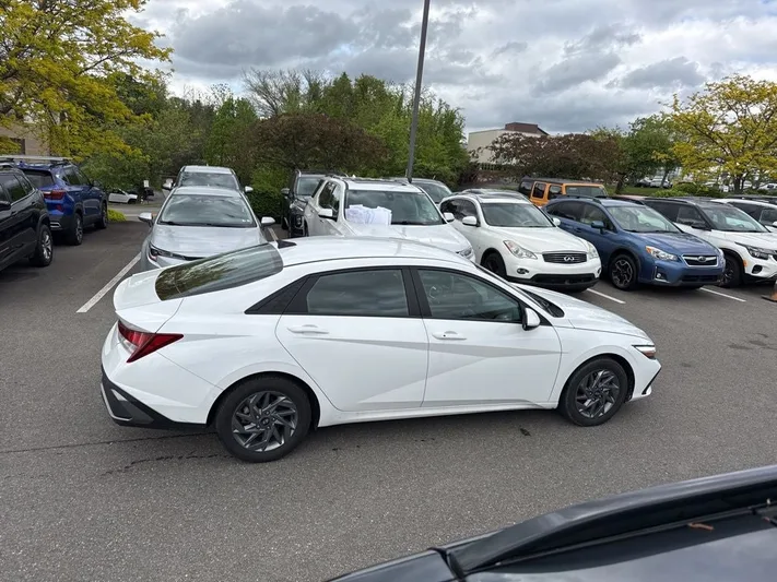2024 Hyundai Elantra - view 9