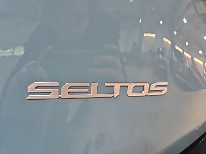 2025 Kia Seltos - view 7