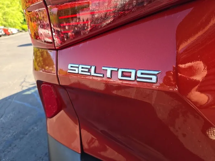2023 Kia Seltos - view 5