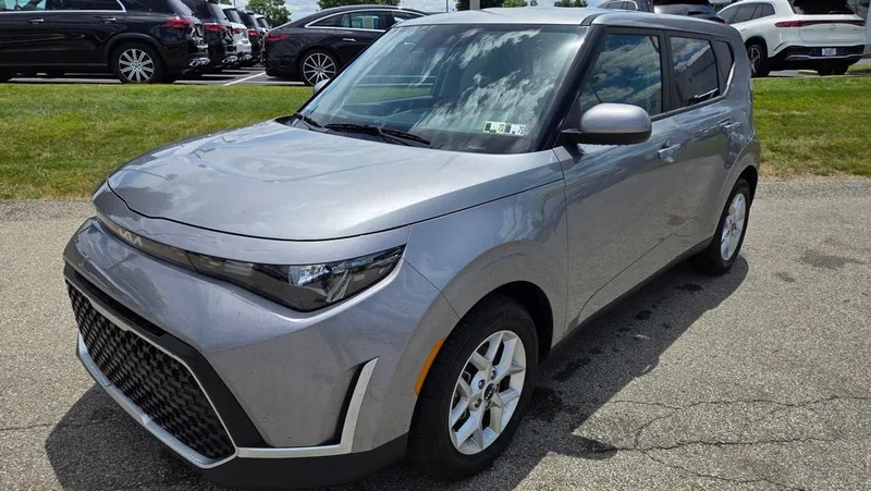 2025 Kia Soul - view 3