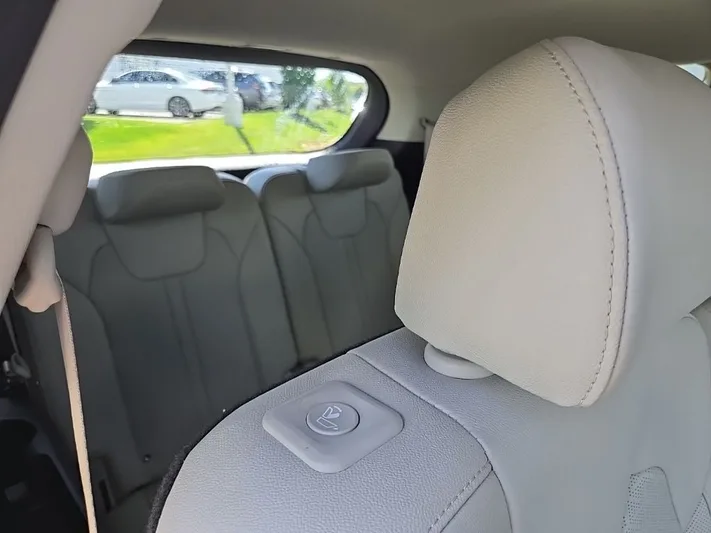 2023 Kia Sorento - view 33