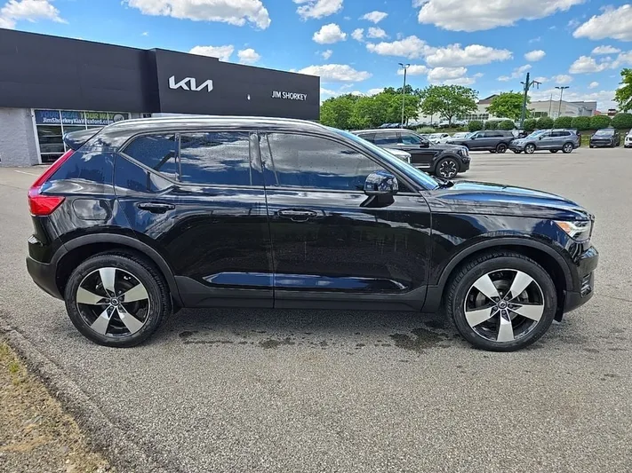 2020 Volvo XC40 - view 2