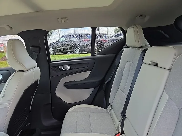 2020 Volvo XC40 - view 32